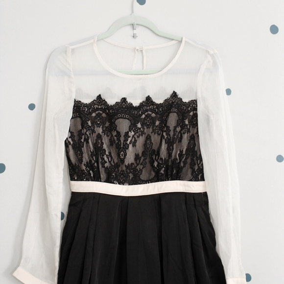 Black & Cream lace dress - Size Medium - Picture 2 of 8